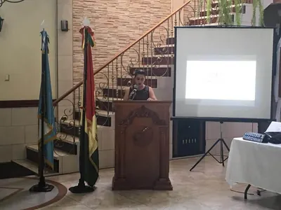 Salón de graduación con pupitres (1)